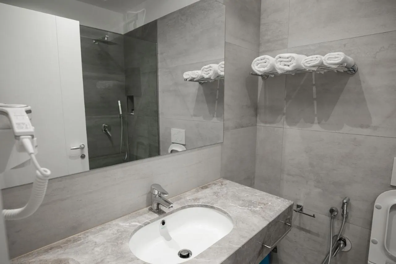 ****  Mirage Hotel Golem  Albanië